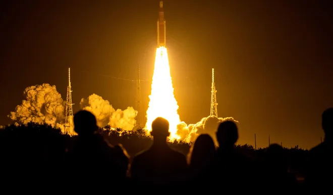 Foto sobre Artemis II despega rumbo a la Luna: cómo ver en vivo el histórico regreso tripulado