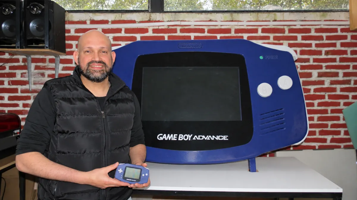 Foto sobre TipitoChen: el sanducero que construyó un Game Boy Advance gigante y sueña con un récord Guinness