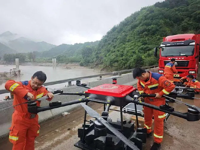Foto sobre China lleva el uso de drones a otro nivel: uno de ellos rescató a un hombre atrapado por las inundaciones