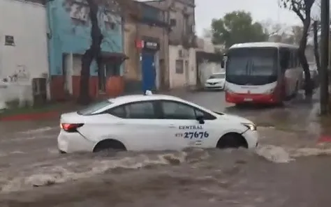 Foto sobre Un auto debió retroceder a contramano: las intensas lluvias anegaron calles del centro de Paysandú