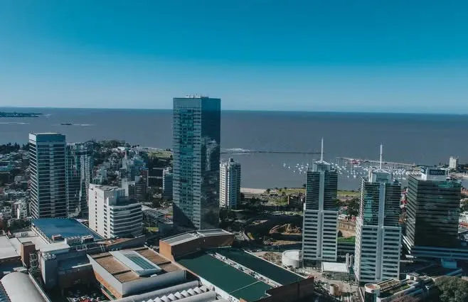 Foto sobre Evacuaron los World Trade Center de Montevideo y Punta del Este por amenaza de bomba que resultó ser una falsa alarma