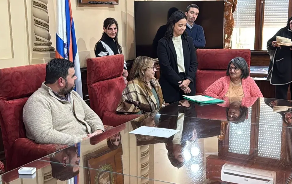 Foto sobre Diez familias de Paysandú firmaron las escrituras de sus viviendas tras décadas de espera