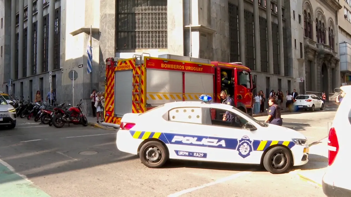 Foto sobre Evacuaron la Fiscalía tras activarse una alarma de incendio durante la llegada de detenidos por el intento de robo al bano Itaú