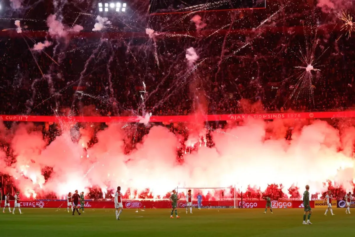 Foto sobre Partido entre Ajax y FC Groningen se suspendió tras peligroso lanzamiento de bengalas