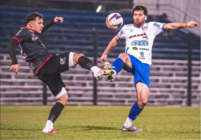 Foto sobre Paysandú FC debutó con victoria en la era Fuentes y dio un paso clave ante Fénix en el Estadio Artigas