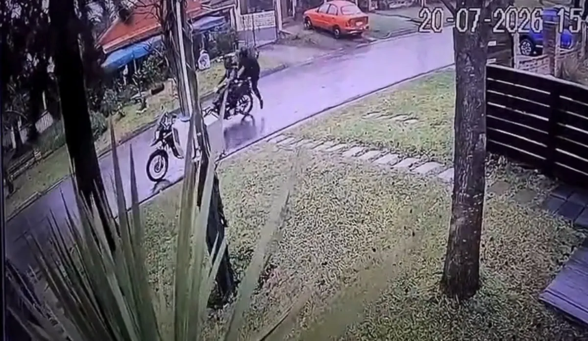 Foto sobre Cámara de seguridad registró un insólito robo a plena luz del día en Maldonado: Repartidora fue asaltada y delincuentes huyeron en su vehículo