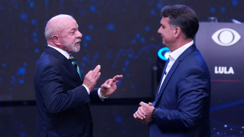 Foto sobre “Quiero que me voten el 100% de los presos, incluso tu papá” le dijo Lula a Flávio Bolsonaro en el debate presidencial