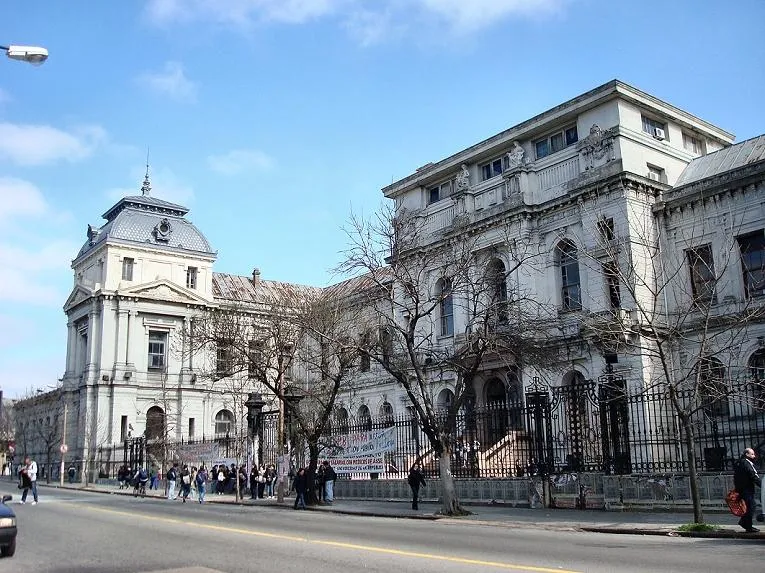 Foto sobre Conmoción en la Facultad de Medicina de Montevideo: una estudiante de 19 años fue atacada y un compañero quedó detenido