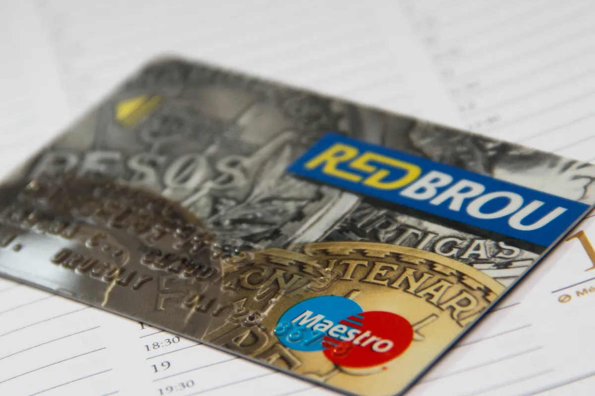 Foto sobre El BROU apagará las tarjetas Maestro en noviembre: cómo solicitar la nueva Mastercard Débito