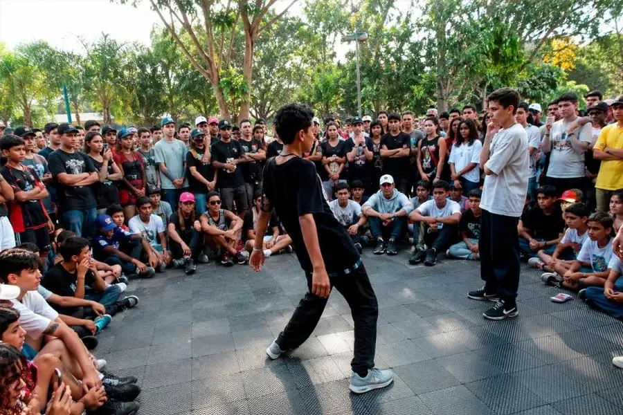 Foto sobre “Farmear aura”: qué significa el nuevo reto con el que los adolescentes compiten por demostrar carisma