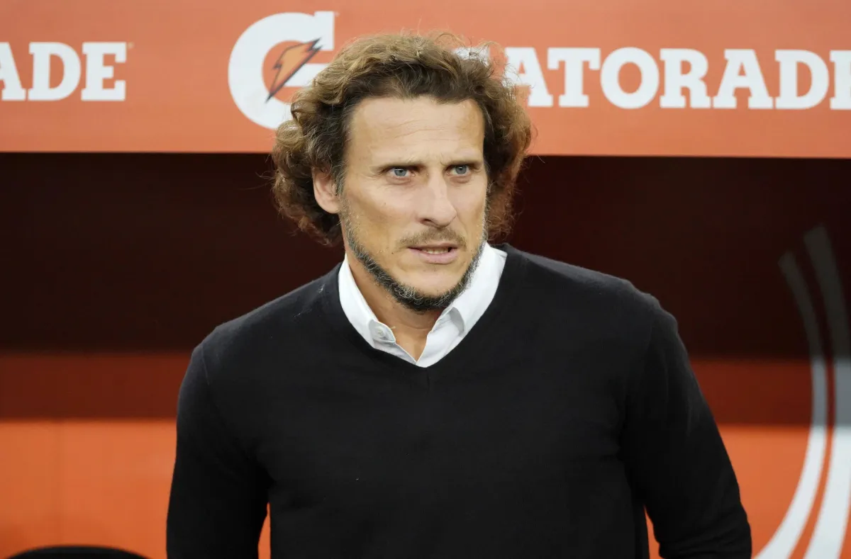 Foto sobre Diego Forlán dirigirá a Uruguay: asumirá de forma interina la selección mayor y también la Sub 20