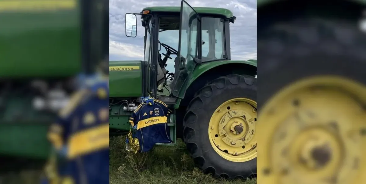 Foto sobre La camiseta al cielo de Boca Juniors en homenaje a Miguel Ángel Russo apareció en un campo de Uruguay
