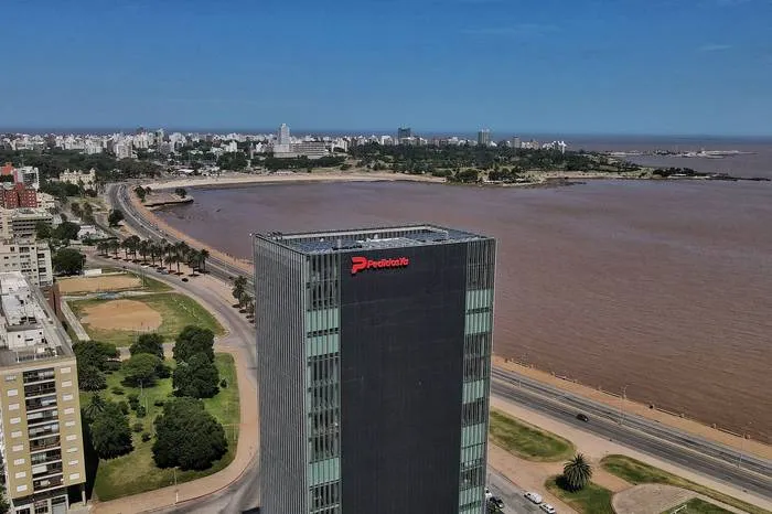 Foto sobre Uber se queda con la empresa matriz de PedidosYa: qué puede cambiar para los usuarios en Uruguay