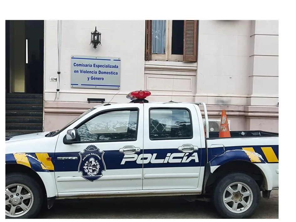 Foto sobre En Rocha: Hombre ingresó a la casa de su expareja, causó destrozos y agredió a una mujer y a policías en Castillos. Fiscalía lo dejó en libertad