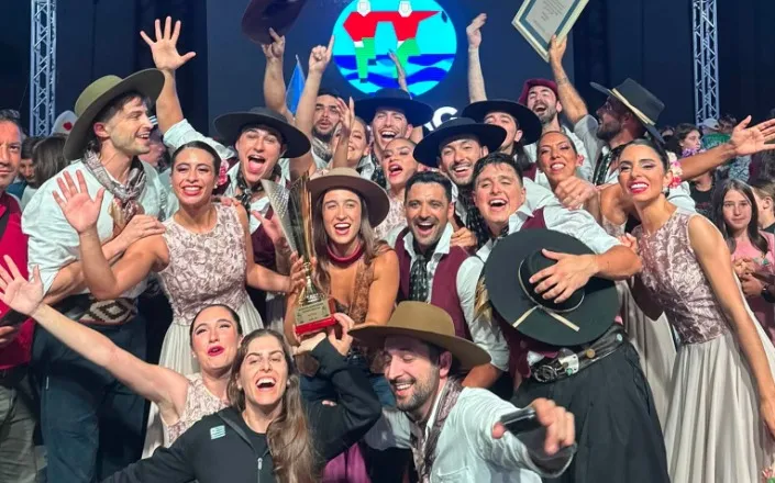Foto sobre La sanducera Catherine Vergnes fue parte del triunfo uruguayo en un festival internacional de folclore en Turquía