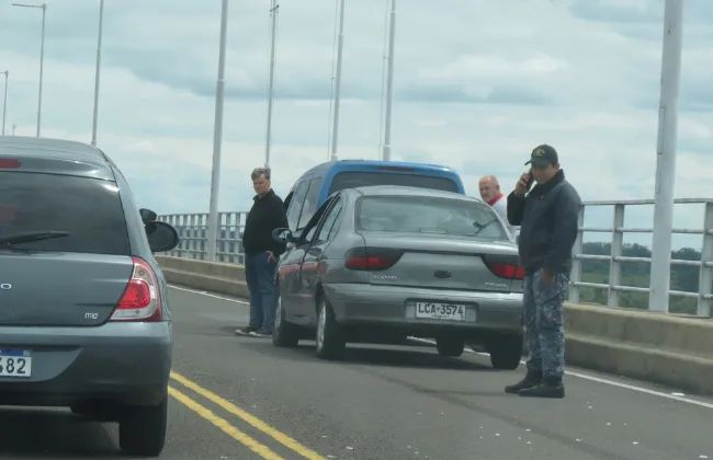 Foto sobre Una ciclista argentina sufrió lesiones graves tras chocar con un auto en el puente General Artigas