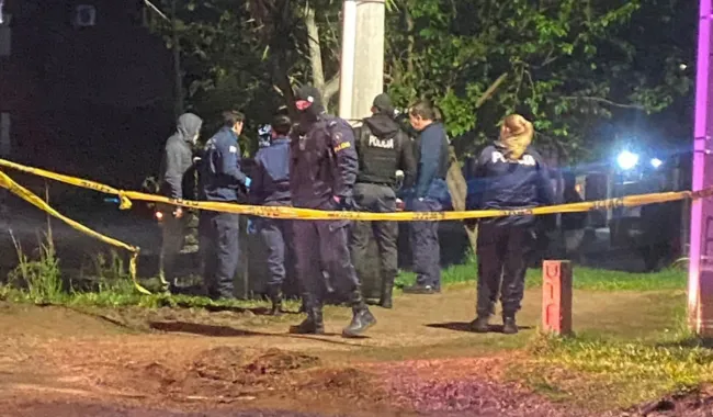 Foto sobre Un hombre murió tras caer de una columna en Salto y familiares se enfrentaron con la Policía
