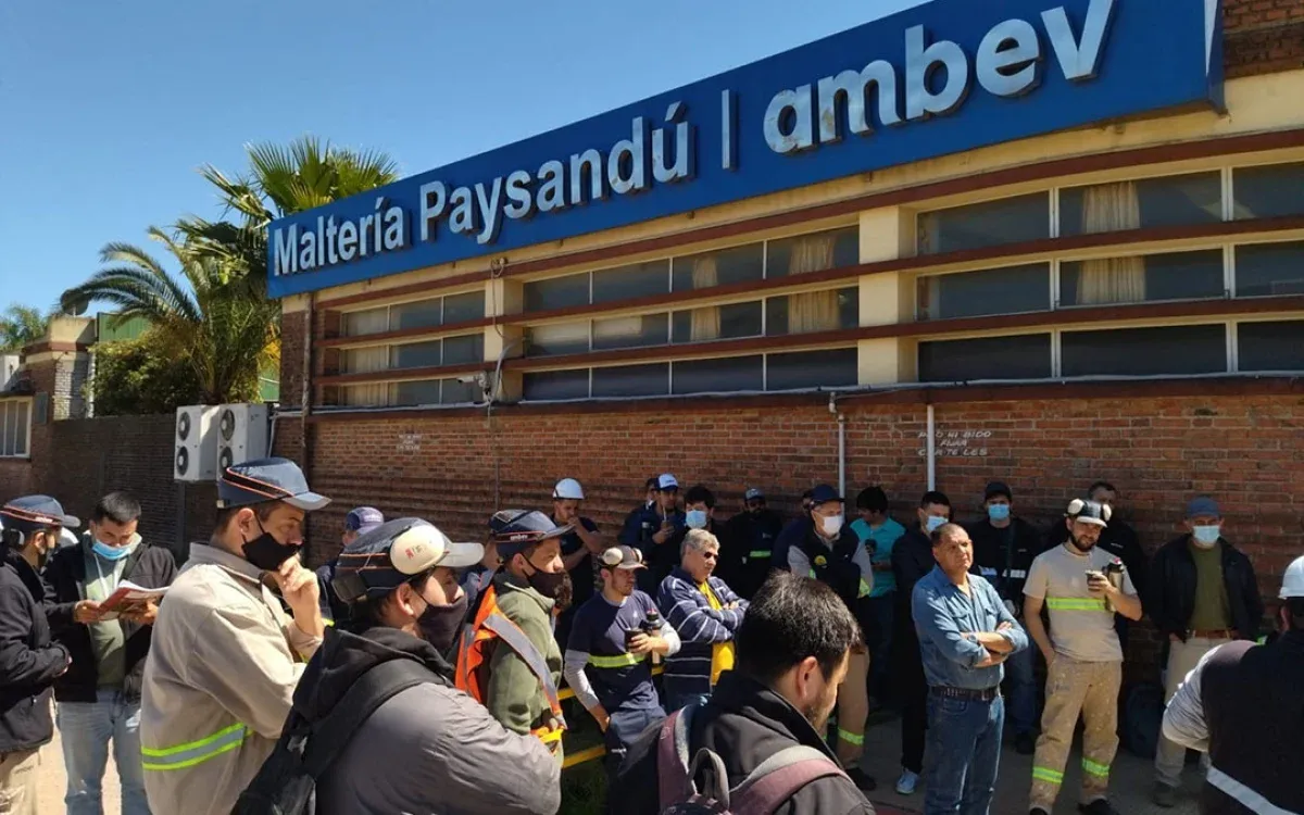 Foto sobre Economía y empleo en foco: gobierno analiza medidas tras el cierre temporal de planta de Ambev en Paysandú