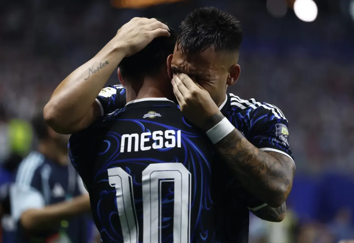 Foto sobre Argentina remontó sobre el final, venció 2-1 a Inglaterra y jugará la final del Mundial 2026 ante España