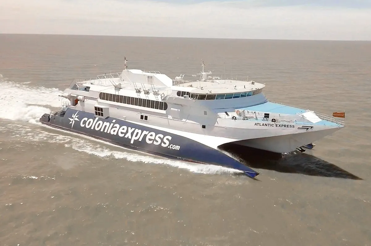 Foto sobre Tiene el permiso y el barco, pero no puede zarpar: la batalla que frena la nueva ruta Montevideo-Buenos Aires
