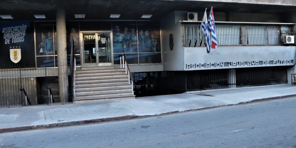 Foto sobre No arrancó el fútbol y ya está en duda la primera fecha: La AUF analiza la situación económica de algunos clubes