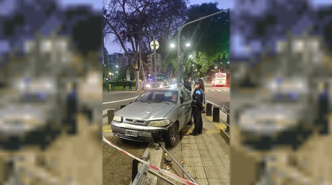 Foto sobre En Argentina: Chocó contra un tren, se atrincheró en su auto y se negó al test de alcoholemia argumentando que estaba de vacaciones