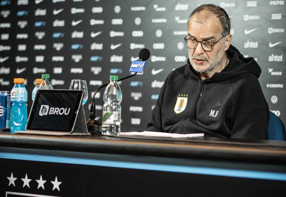 Foto sobre Bielsa al límite: crisis en la selección uruguaya tras goleada y podría renunciar a su cargo, según algunos periodistas