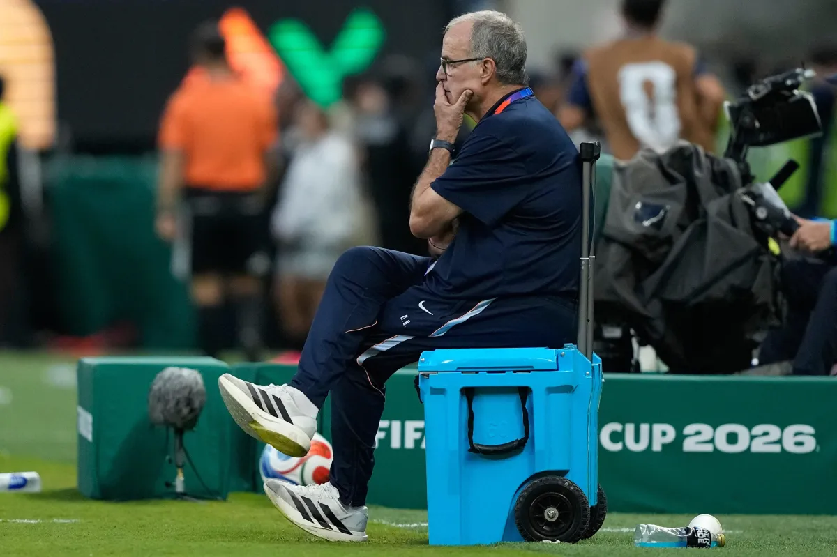 Foto sobre El Mundial que no fue: las razones del fracaso de Marcelo Bielsa con Uruguay en la Copa del Mundo 2026