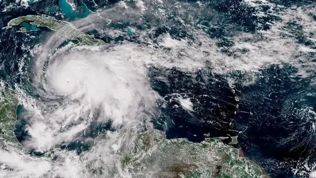 Foto sobre Seguí en vivo el huracán Melissa, que azota las costas de Jamaica