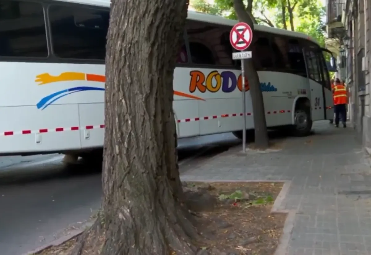Foto sobre Chofer de ómnibus sufre crisis epiléptica, cruza semáforo en rojo, choca un auto y termina sobre la vereda en Montevideo
