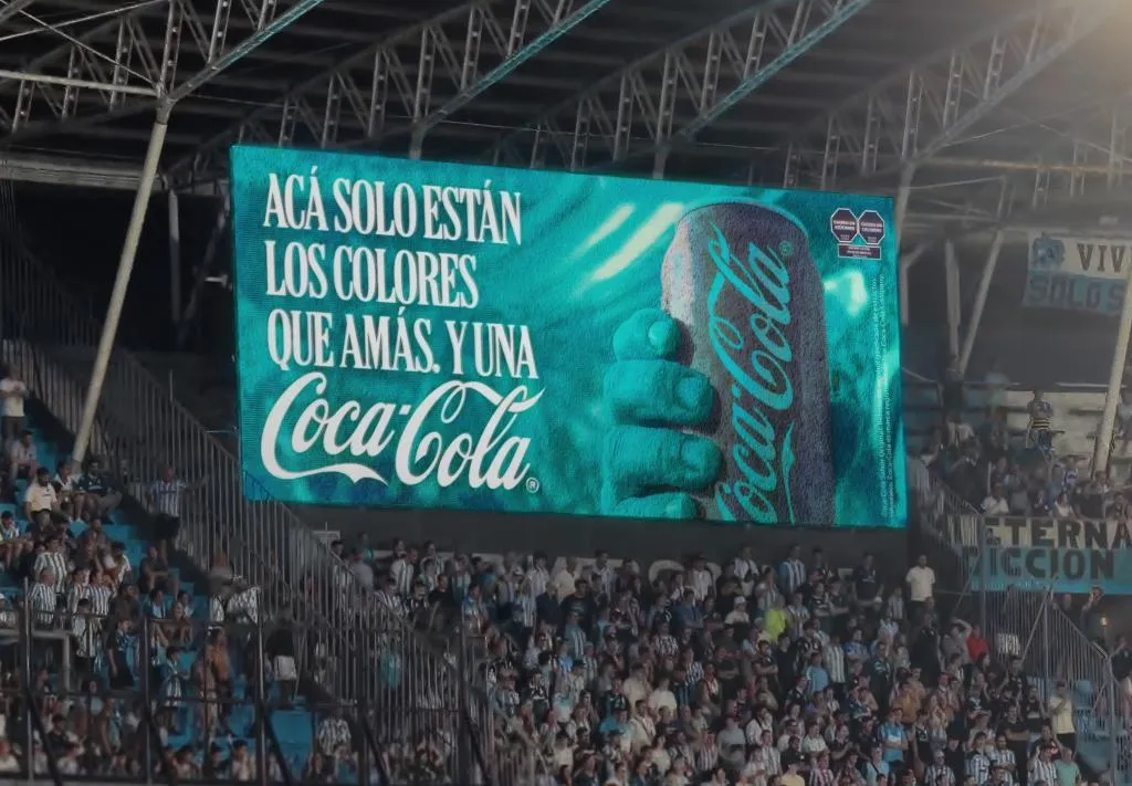 Foto sobre ¿Por qué Coca-Cola dejó de usar su icónico color rojo en algunos estadios del Mundial? La ingeniosa estrategia que sorprendió al marketing deportivo