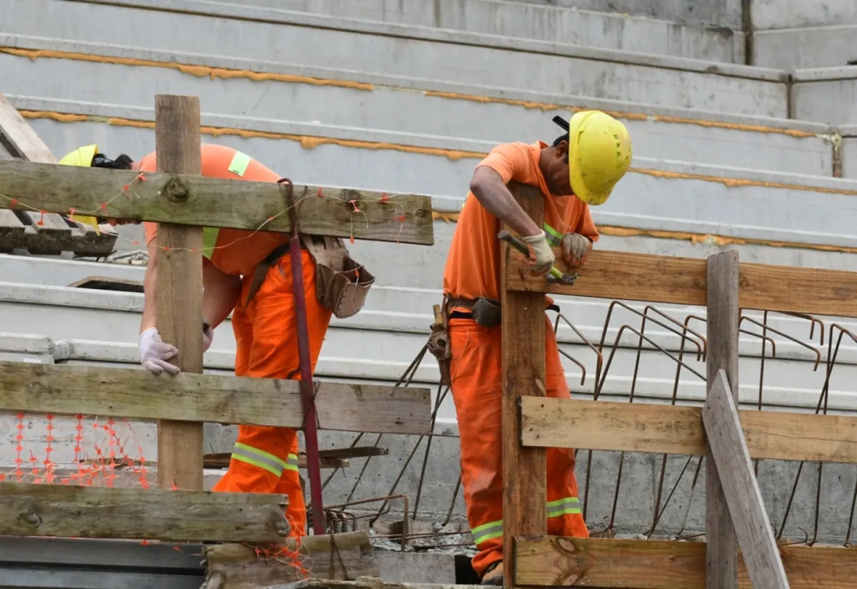 Foto sobre Histórico acuerdo en la construcción: avanzan hacia una jornada laboral de 40 horas semanales sin rebaja salarial en Uruguay
