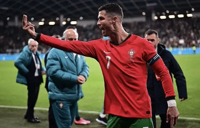 Foto sobre Cristiano Ronaldo dejó la concentración de Portugal y anunció: “A su debido tiempo, diré la verdad”