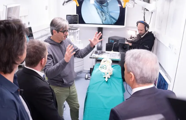 Foto sobre “Está en buenas manos”: Diego González Rivas, quien capacita al personal que intervendrá a León XIV, explica cómo podría ser la cirugía.