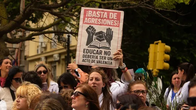 Foto sobre Maestros realizaron paro y son fueron recibidos por el presidente Yamandú Orsi en Montevideo