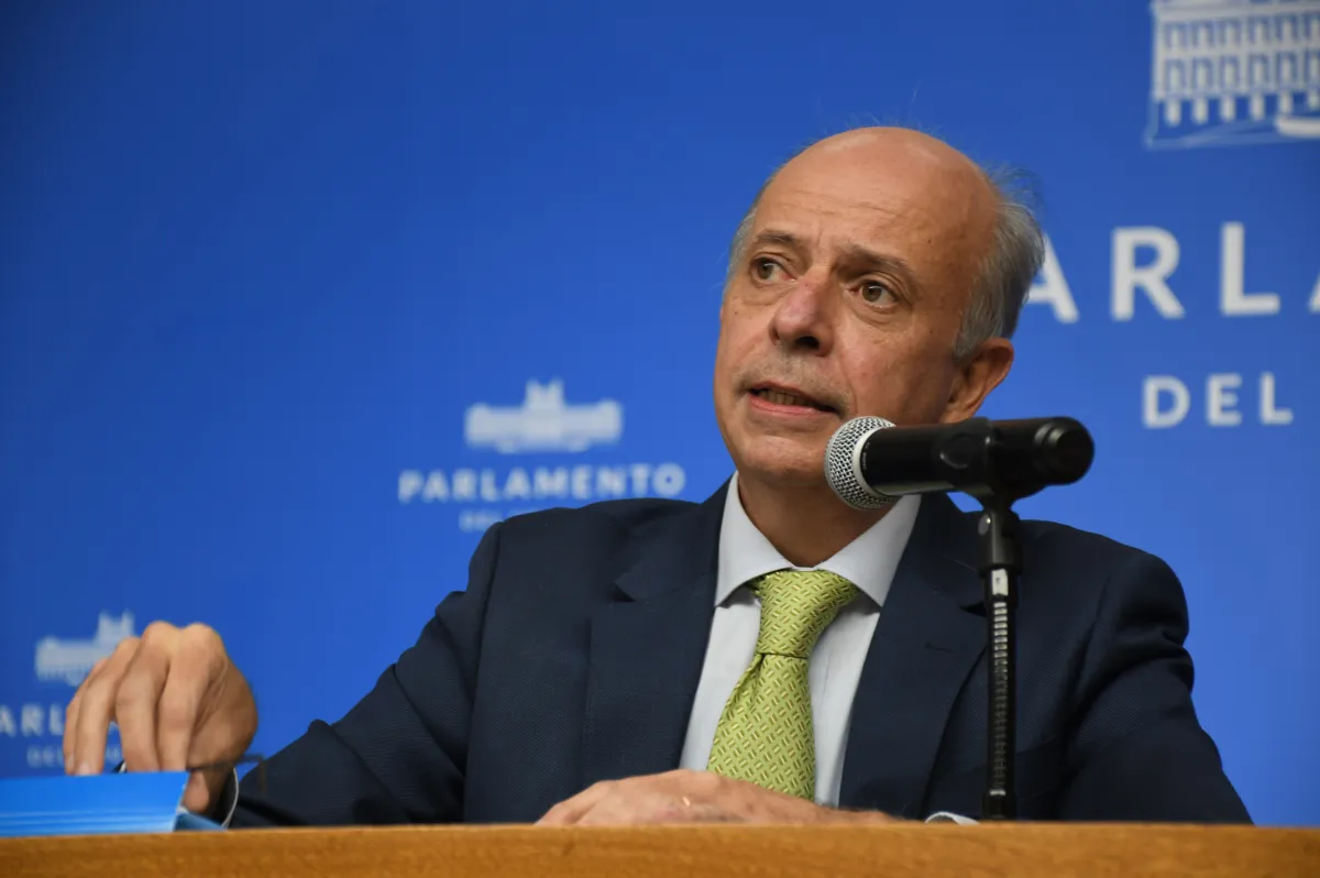 Foto sobre Javier García propone destinar las millas de viajes oficiales a pasajes para deportistas uruguayos