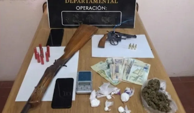 Foto sobre Control a pasajeros de un taxi terminó con drogas, armas incautadas y una condena de 32 meses