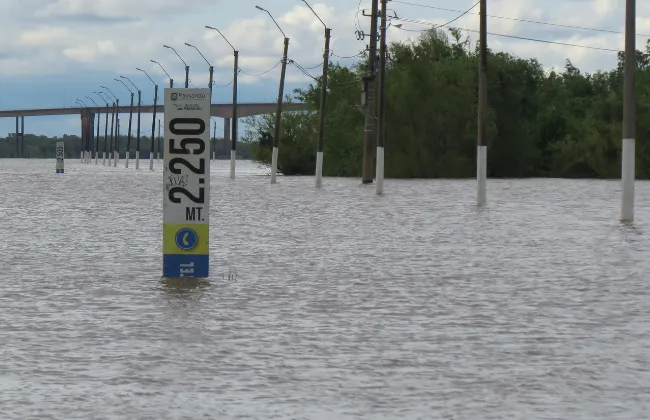 Foto sobre El río Uruguay llegó a 6,32 metros y el agua mantiene caminos inutilizados.  Durante la tarde se mantuvo estable