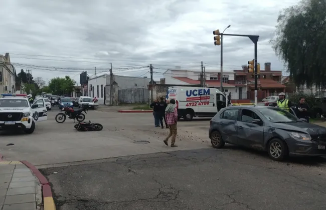 Foto sobre Un choque entre un auto y una moto terminó involucrando a otros dos vehículos en Bulevar Artigas e Ituzaingó