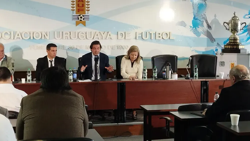 Foto sobre Derechos de TV del fútbol uruguayo: se presentaron 17 empresas y la última palabra es de Tenfield