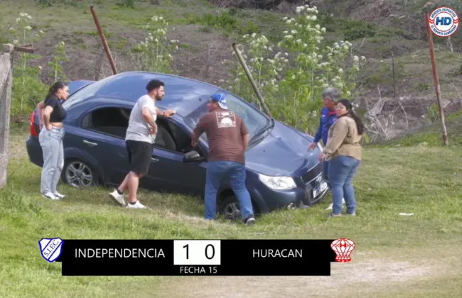 Foto sobre El partido terminó, pero un auto siguió jugando: la perlita que dejó Independencia-Huracán