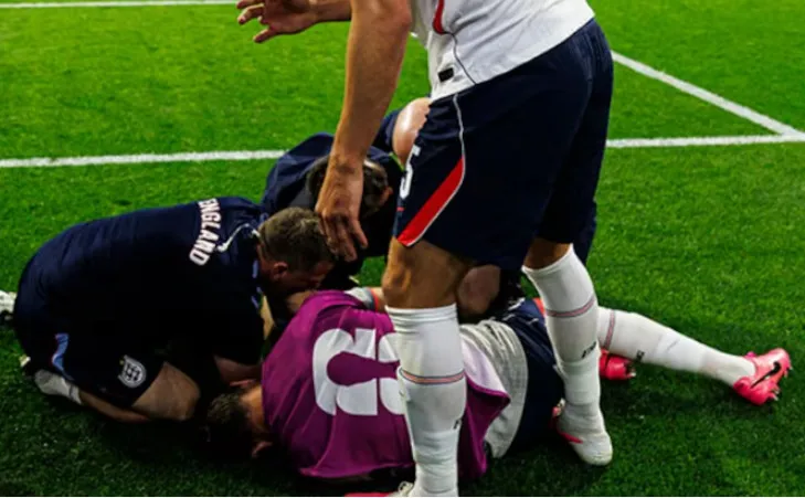 Foto sobre Susto en Inglaterra: Jordan Henderson sufrió una grave lesión mientras celebraba la clasificación a cuartos del Mundial 2026
