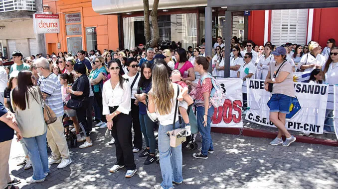 Foto sobre Maestros de Paysandú paralizaron actividades y movilizaron frente a Inspección por violencia escolar