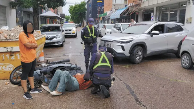 Foto sobre Choque en zona céntrica: dos mujeres heridas tras intentar evitar un vehículo que salió de un garaje
