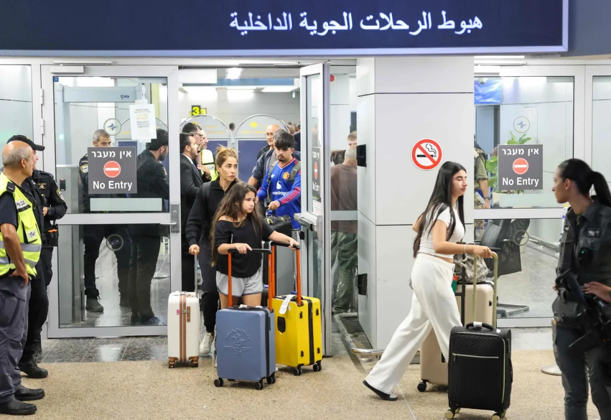 Foto sobre Así llegaban los 180 pasajeros al aeropuerto israelí, luego del intento de secuestro del avión de esta mañana