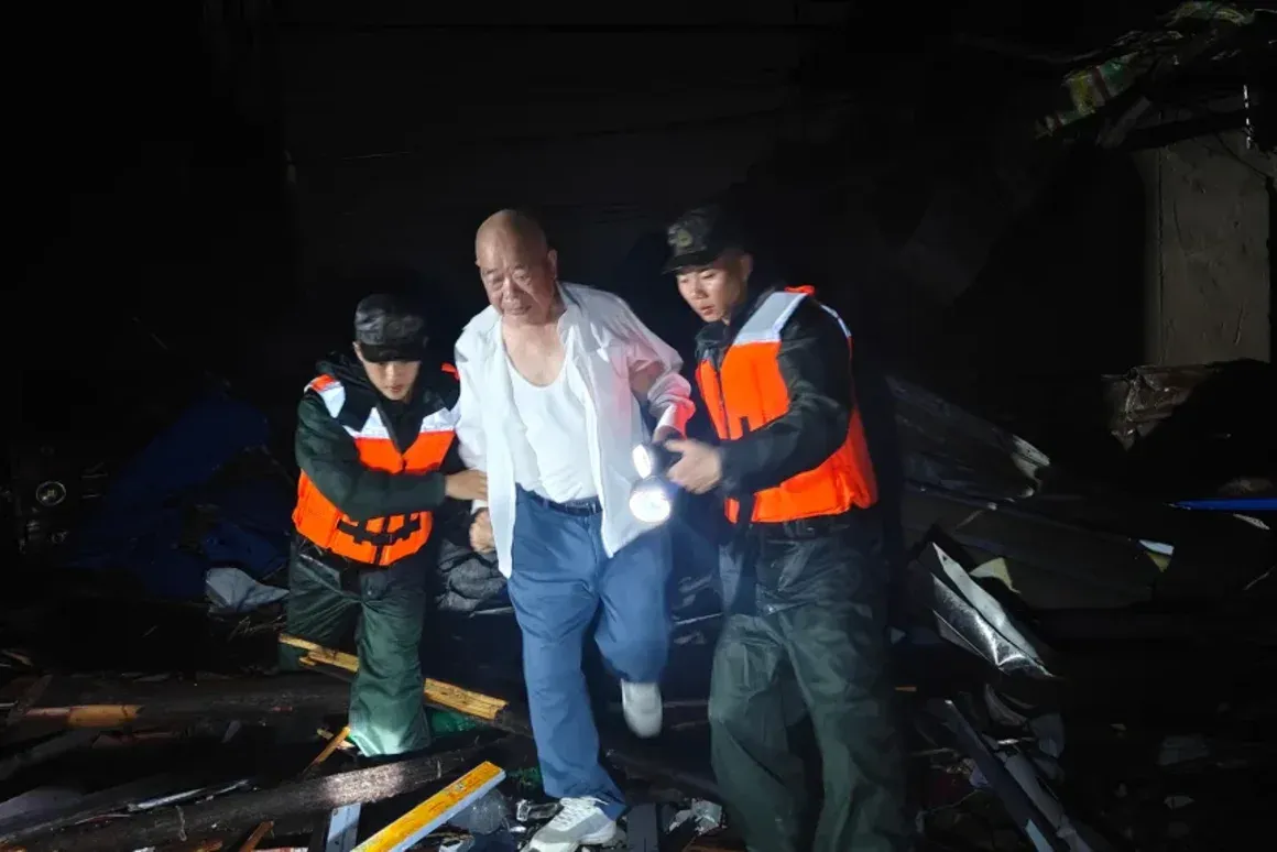 Foto sobre Impactante: Tornado en China deja muertos y heridos. Un video muestra a un hombre siendo lanzado por el viento