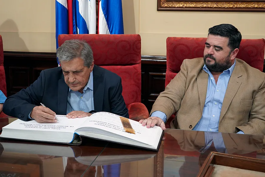 Foto sobre Los viajes oficiales del Intendente Nicolás Olivera y el debate por las suplencias en Paysandú