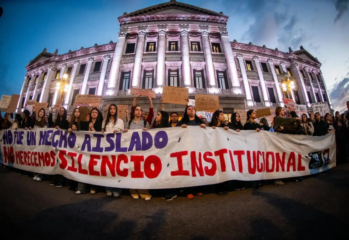 Foto sobre Multitudinaria marcha tras el ataque en Medicina: estudiantes cuestionaron a la Udelar y exigieron medidas concretas