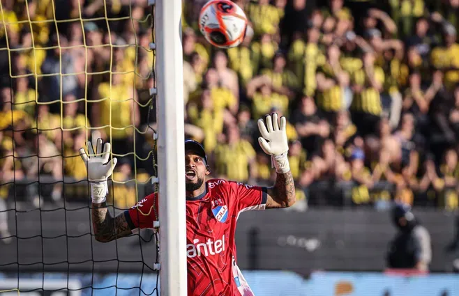 Foto sobre Empate 2-2 entre Peñarol y Nacional en la primera final clásica del Campeonato Uruguayo 2025