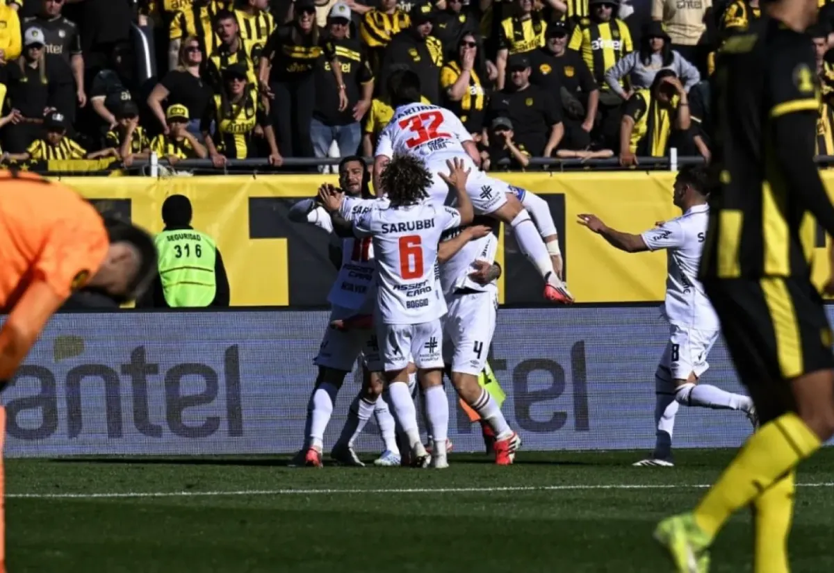 Foto sobre Nacional golpeó en el Campeón del Siglo: venció 1-0 a Peñarol con un espectacular taco de Francisco Calvo